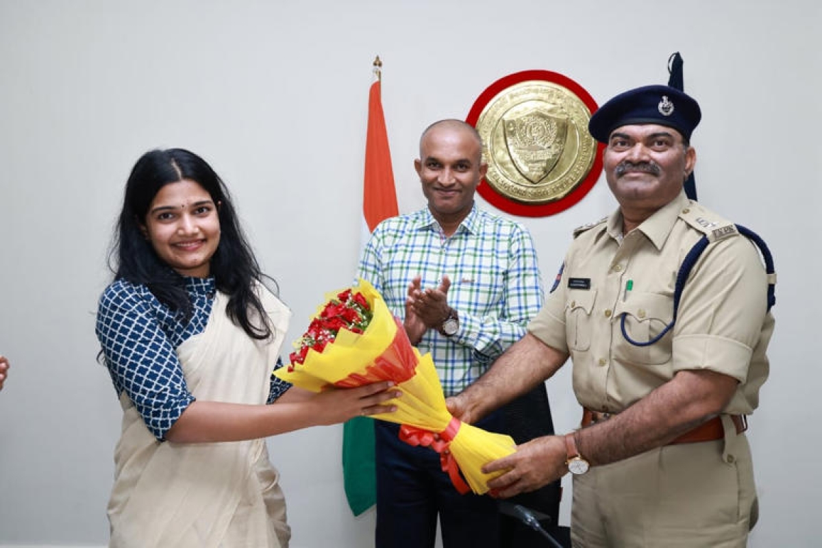 Telangana official salutes IAS daughter in heartwarming Father's Day eve gesture, photos go viral